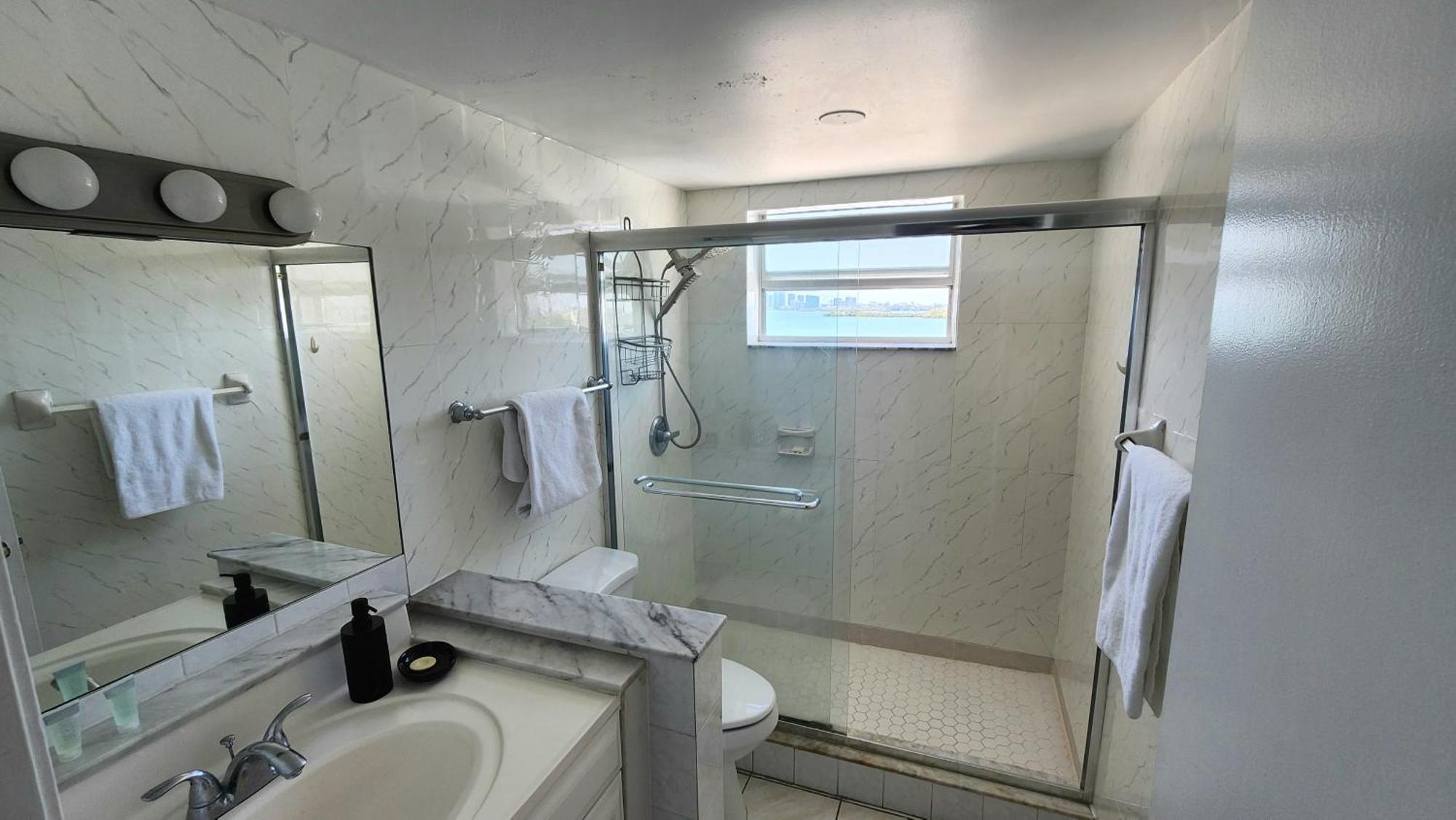 Bayfront Apartment Breathtaking Views- One Bedroom W Balcony- Living Room -Free Parking Miami Beach Exteriör bild